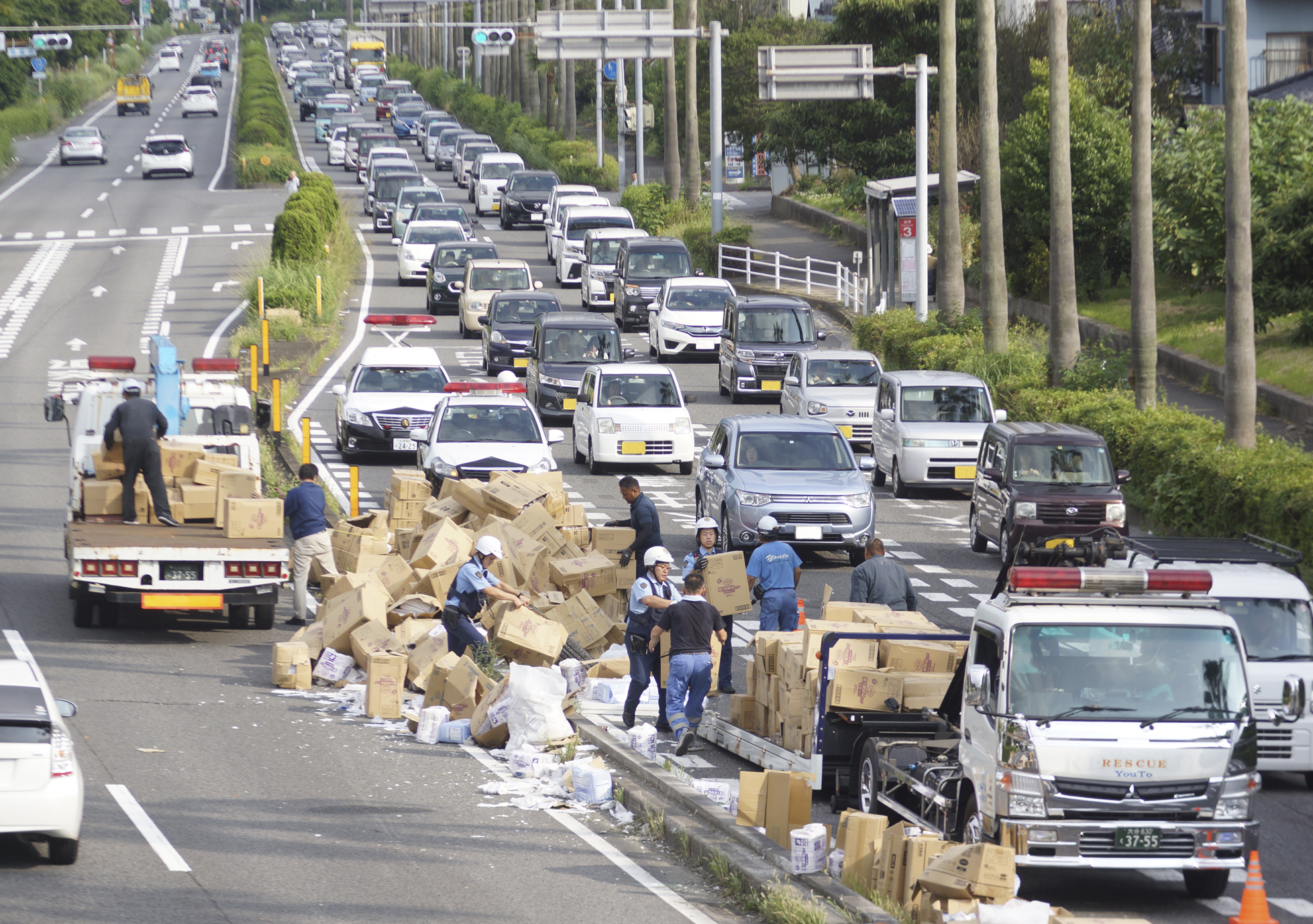 早朝の古市町で横転事故 今日新聞