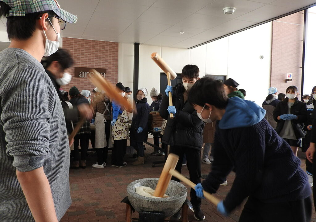 にこしんクラブが餅つき大会 今日新聞