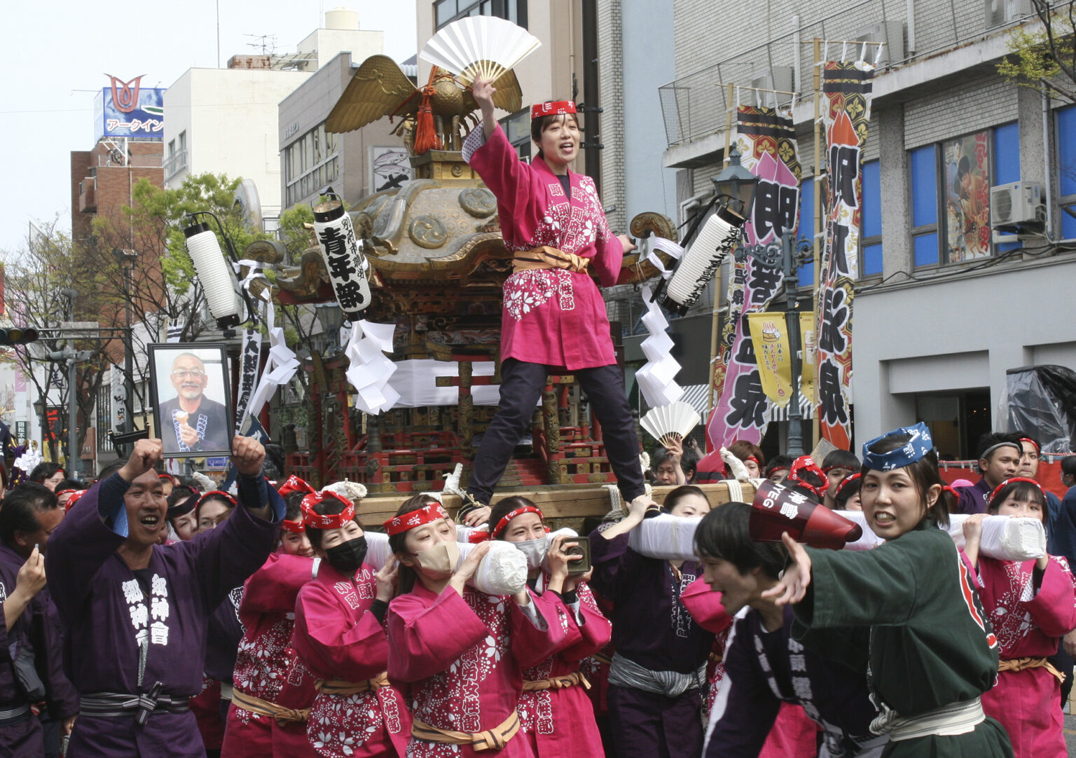 踊り、パレード、神興、湯ぶっかけ – 今日新聞