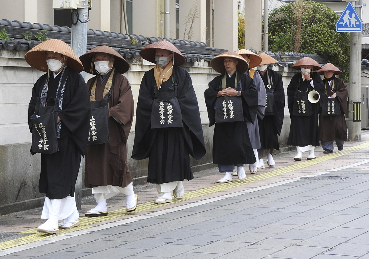 仏教連合会等が7日まで托鉢 今日新聞