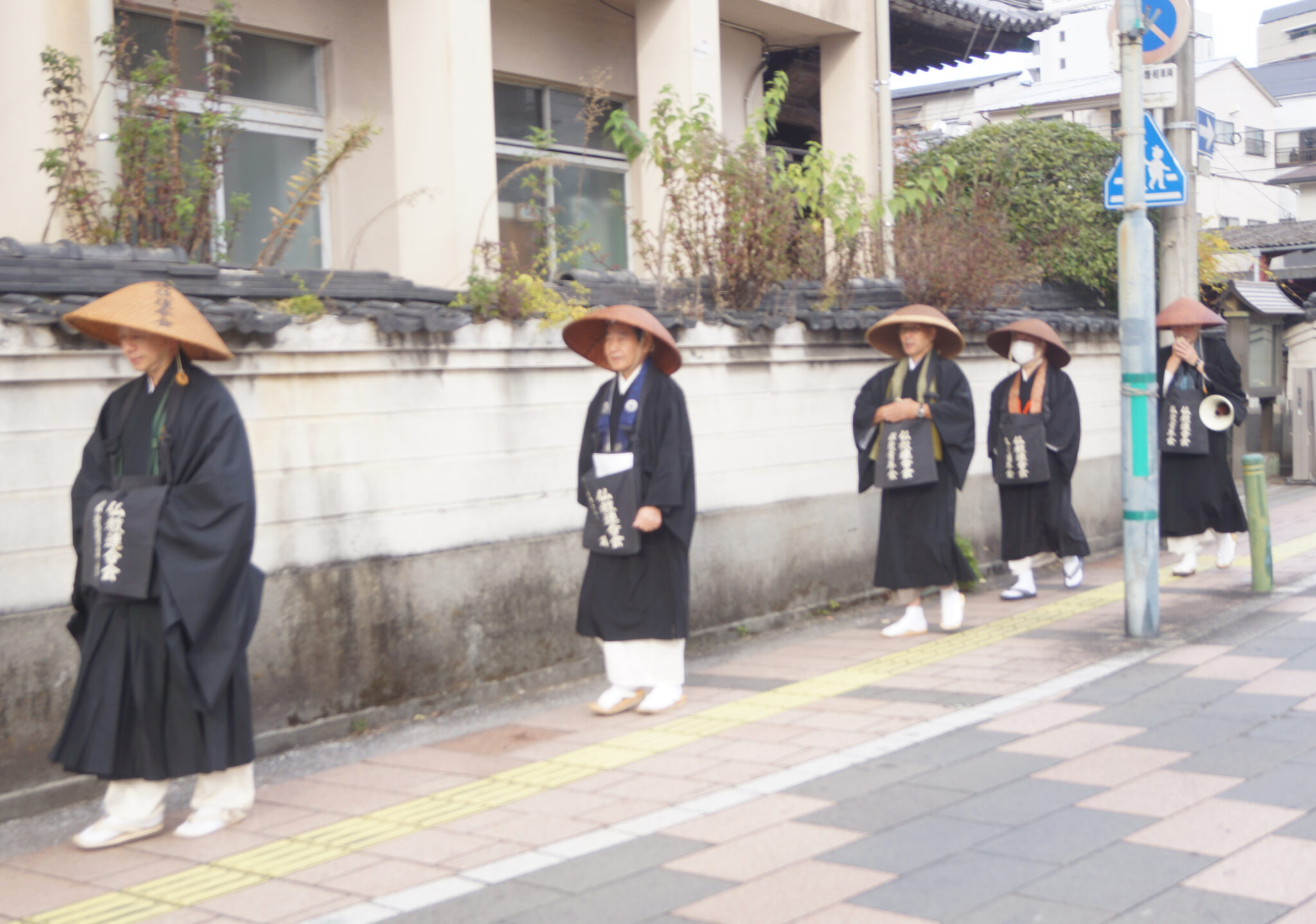 5日まで「助け合い托鉢」 – 今日新聞